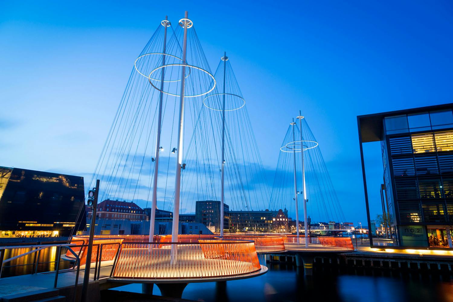 Cirkelbroen. Pyöreiden muotojensa ansiosta Cirkelbroen-silta on kaunis erityisesti illalla.